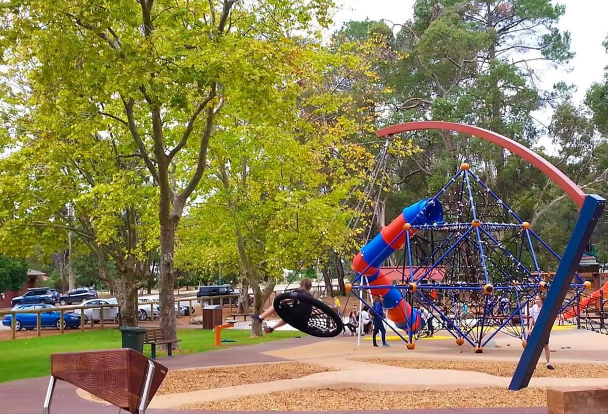 Beautiful nature and adventure based playground in the hills with sculptures that give this park it's name