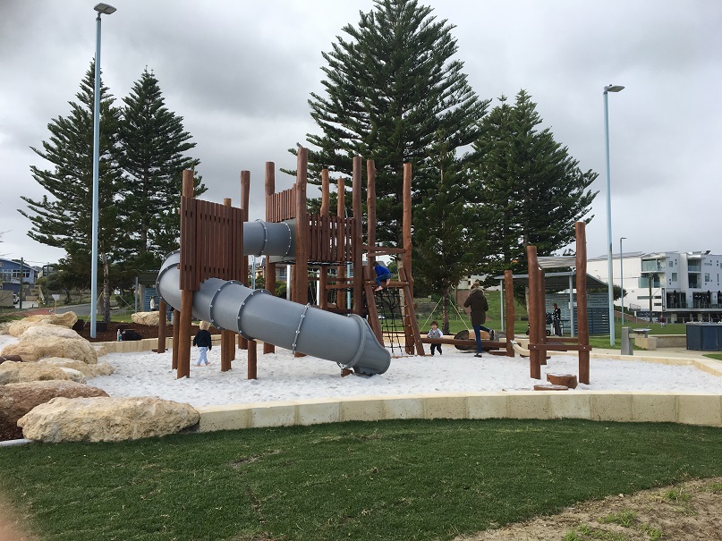 Play beachside and enjoy coffee nearby at the beautiful Tom Simpson Park Foreshore Playground